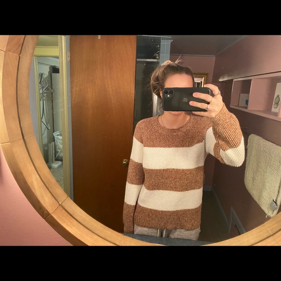 Brown and white sweater - Picture 1 of 1